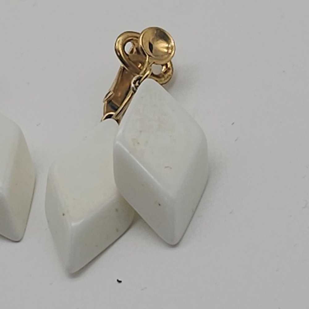 Vintage Trifari White Lucite Dangle Earrings Plas… - image 6