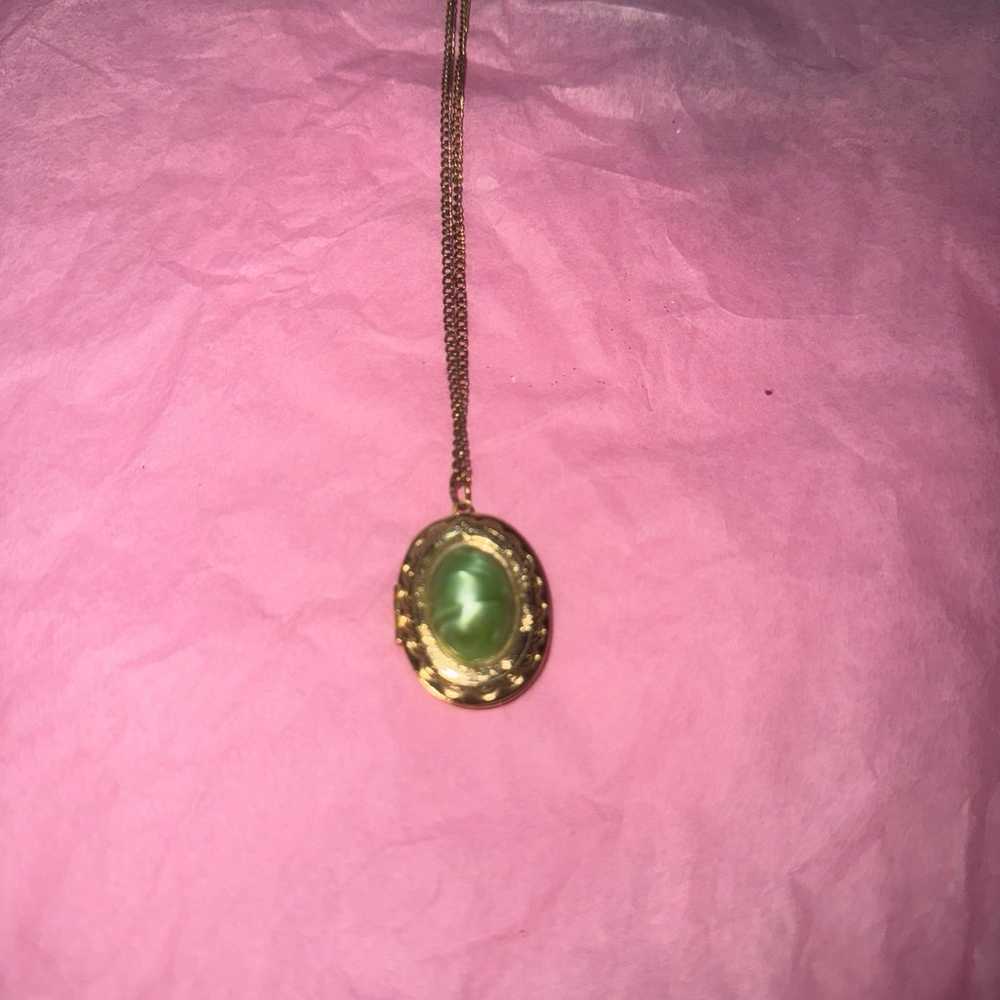 Vintage 1920s Rare Green Agate Gold Tone Locket N… - image 2