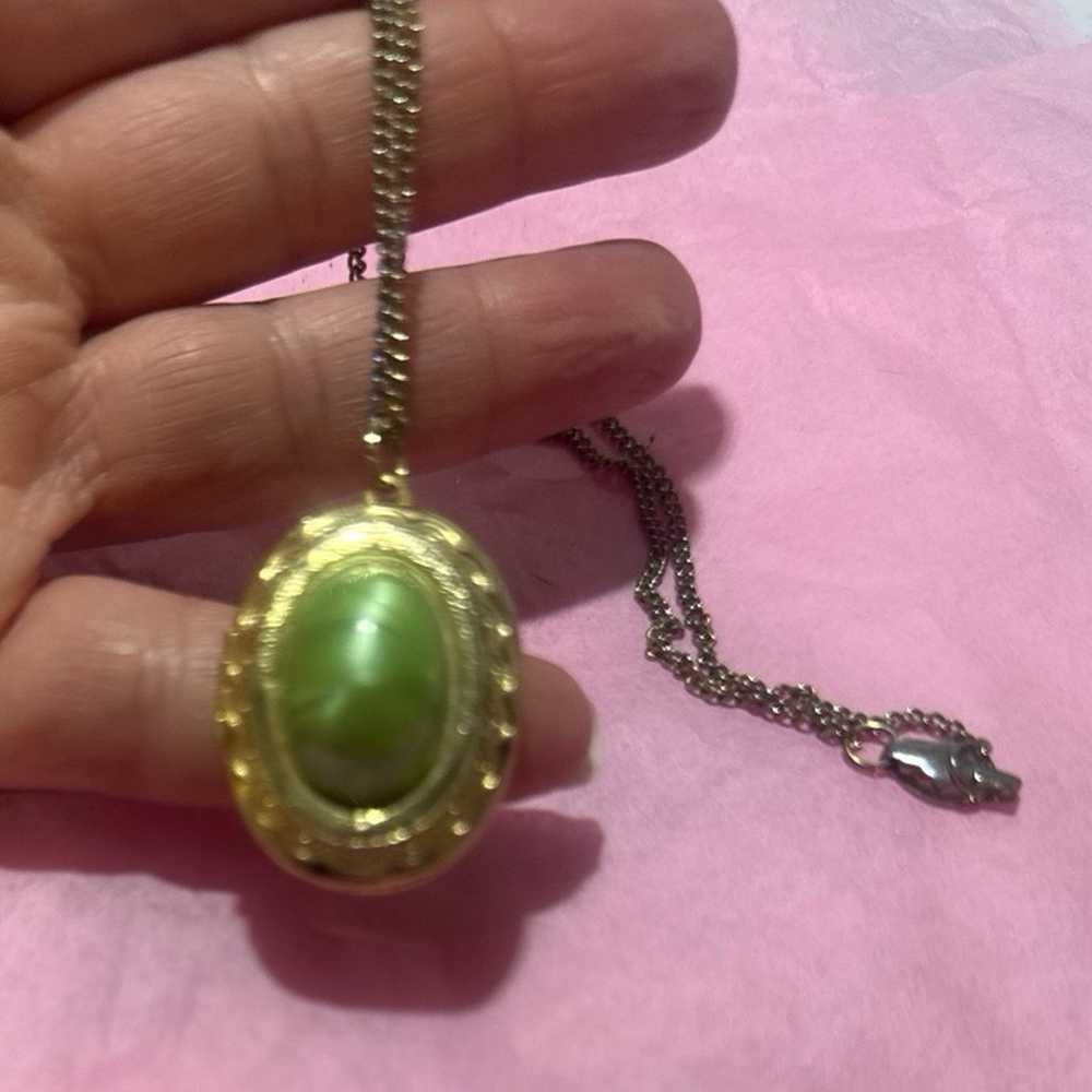 Vintage 1920s Rare Green Agate Gold Tone Locket N… - image 3