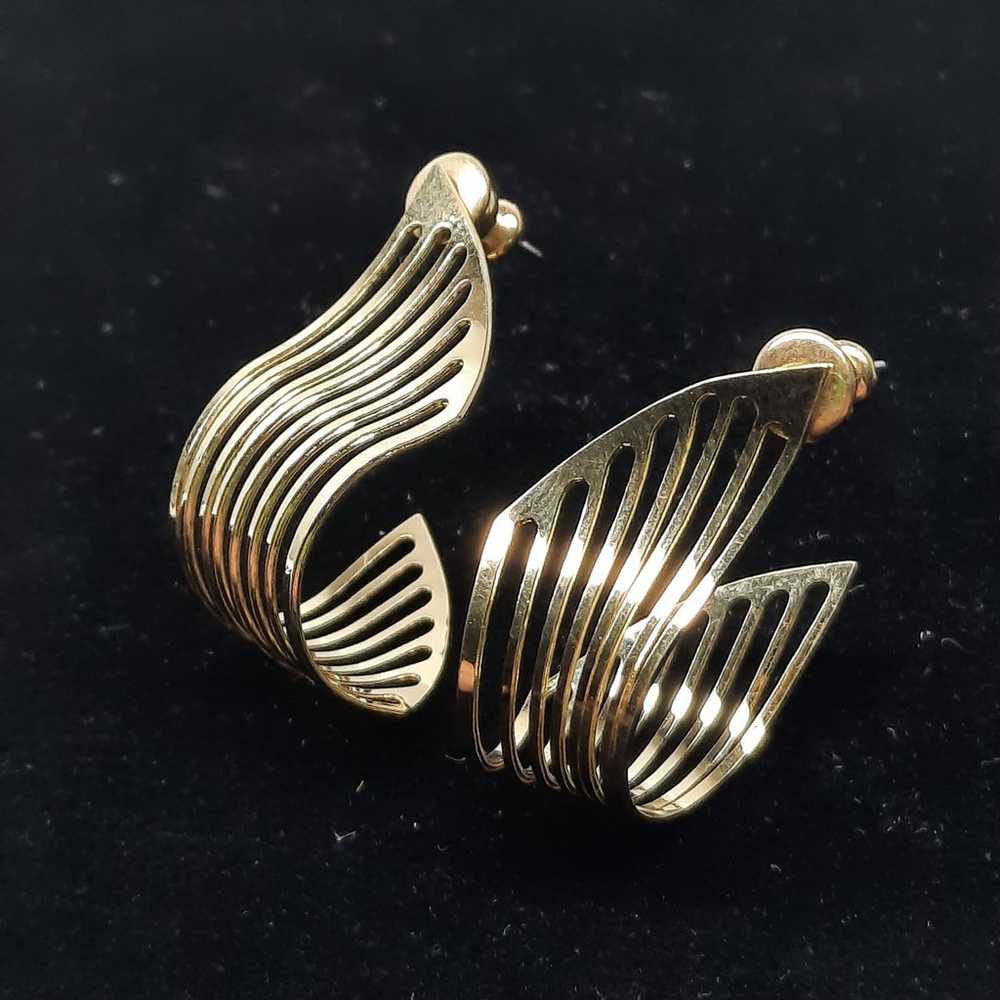 Vintage wavy goltone earrings - image 1