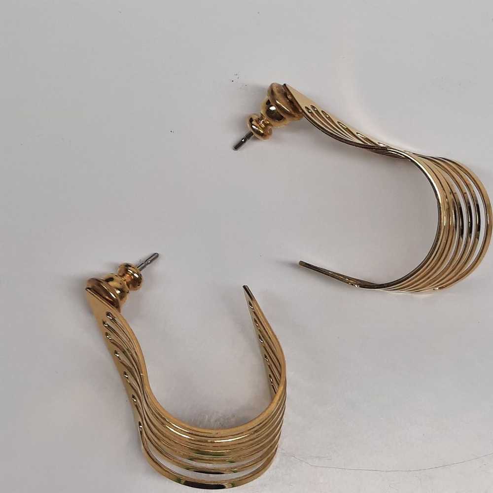 Vintage wavy goltone earrings - image 3