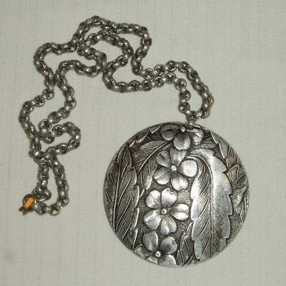 VIntage 1950's HAMMERED ALUMINUM PENDANT NECKLACE… - image 1