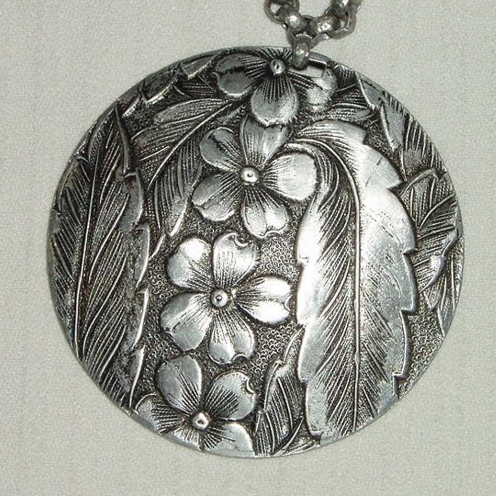 VIntage 1950's HAMMERED ALUMINUM PENDANT NECKLACE… - image 2