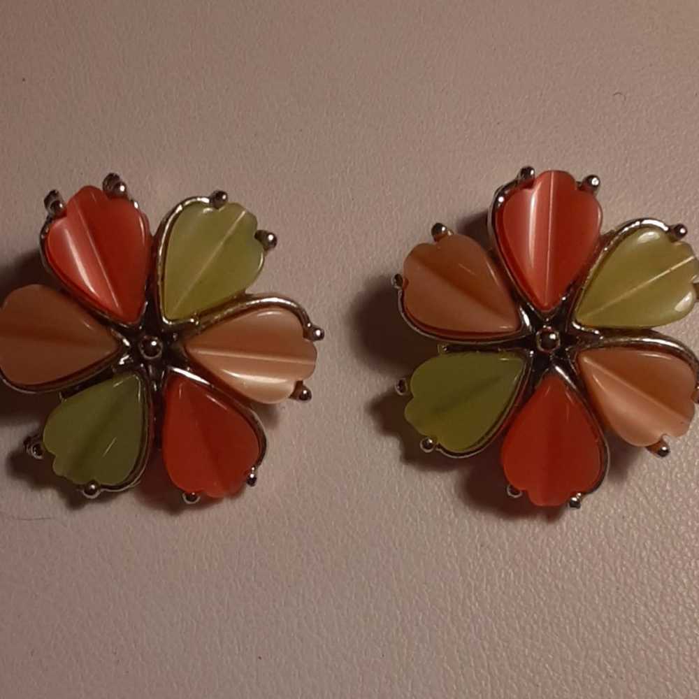 Vintage DAISY THERMOSET EARRINGS Silvertone Clipp… - image 1