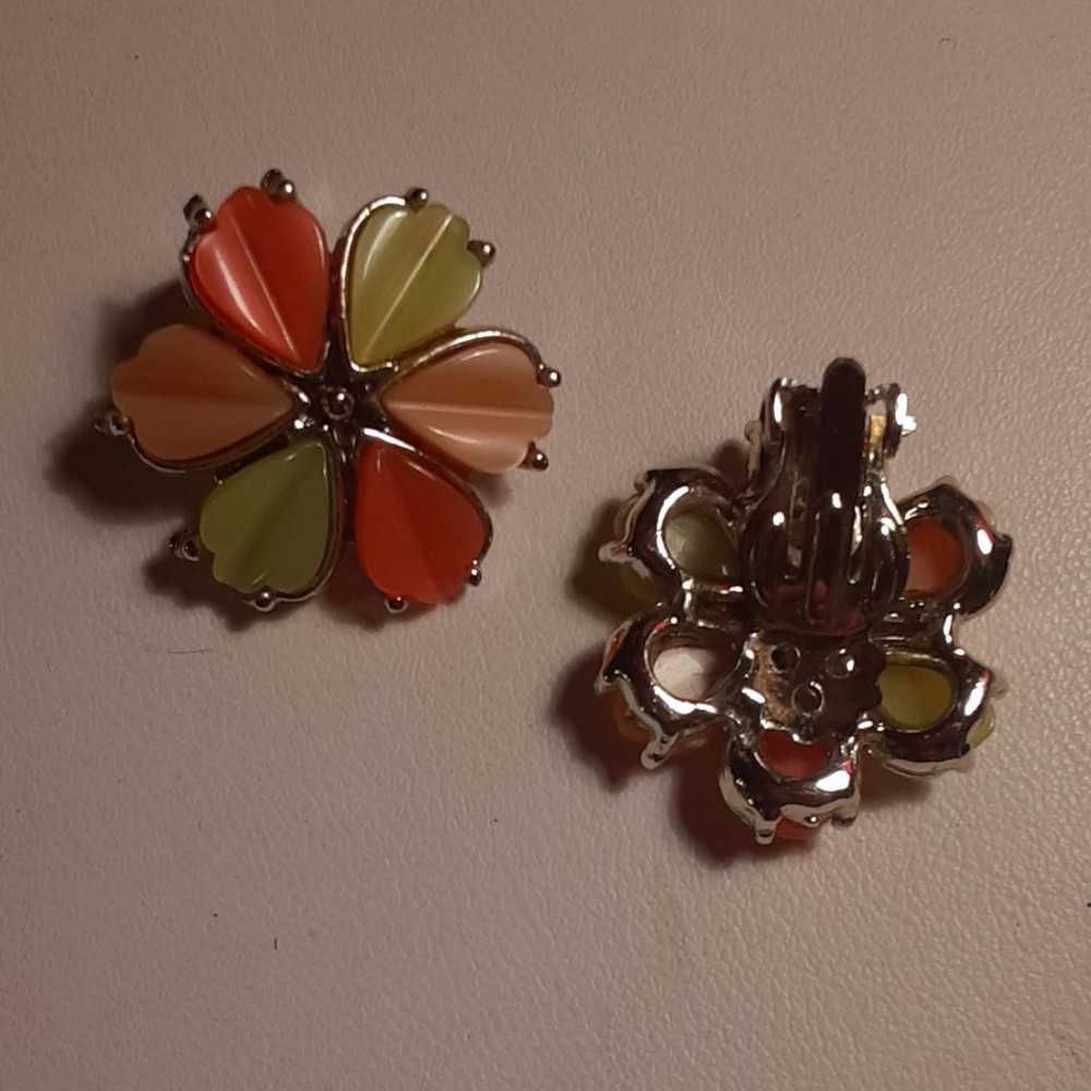 Vintage DAISY THERMOSET EARRINGS Silvertone Clipp… - image 2