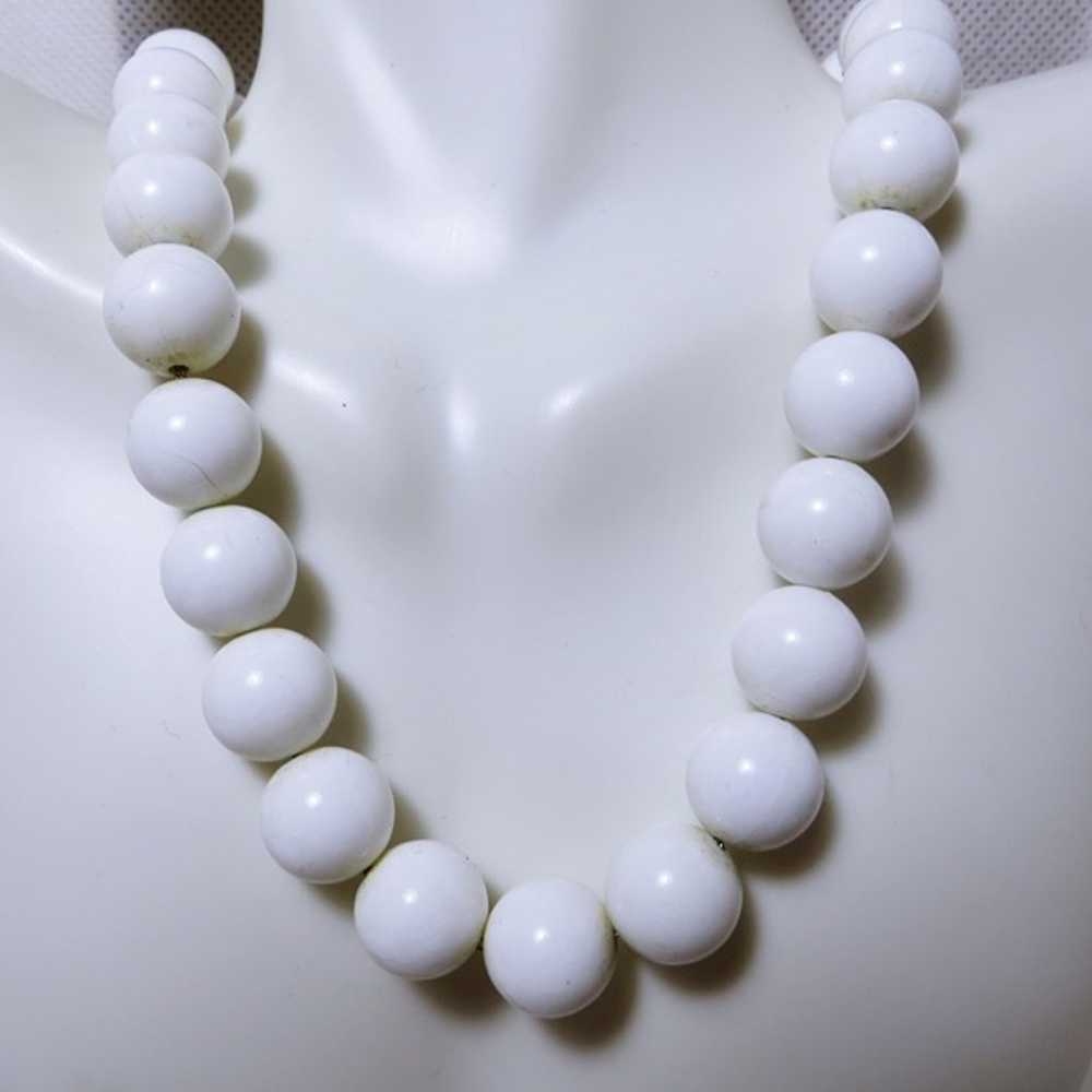 High Luster Vintage Milk Glass Bead 15-17" Size N… - image 2