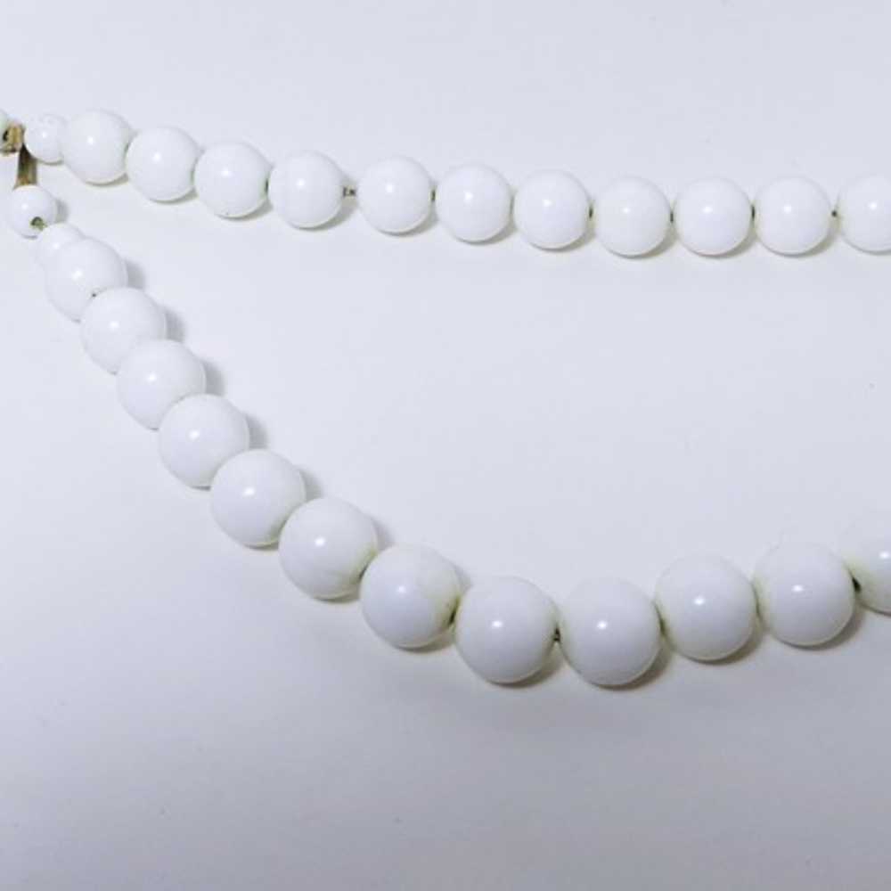 High Luster Vintage Milk Glass Bead 15-17" Size N… - image 3