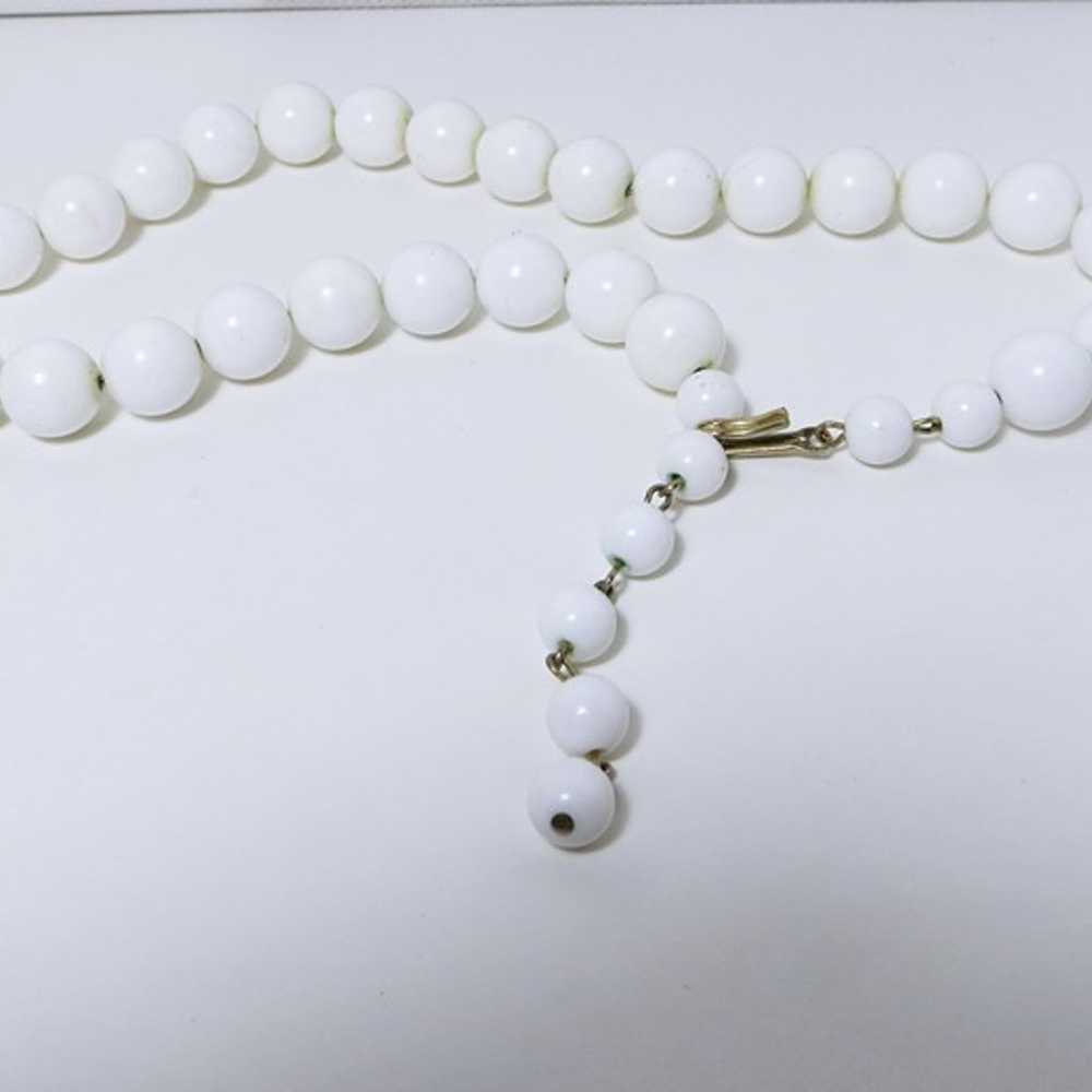 High Luster Vintage Milk Glass Bead 15-17" Size N… - image 4