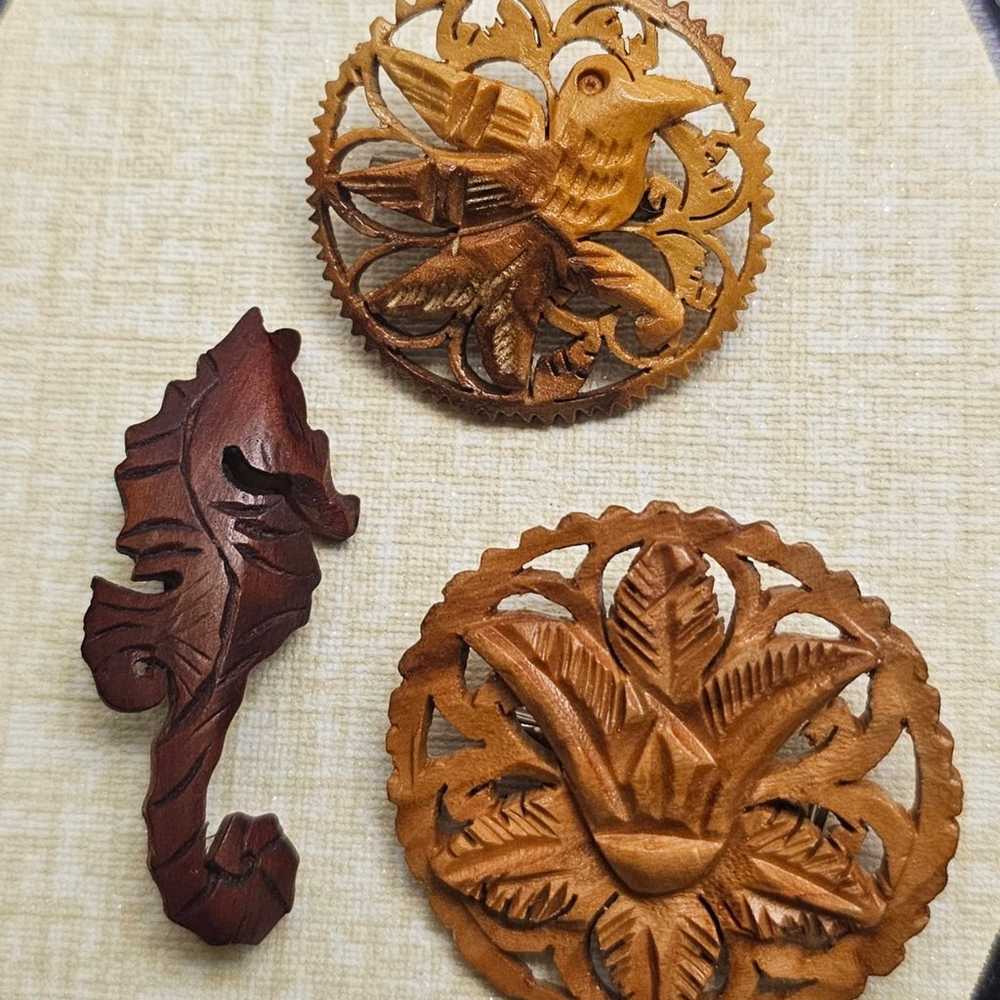 Three Vintage wood hand carved  brooches. - image 8