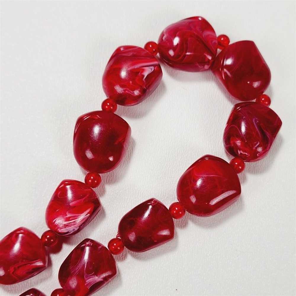 Vintage 1960s Red Swirl Molded Plastic Bead Neckl… - image 6