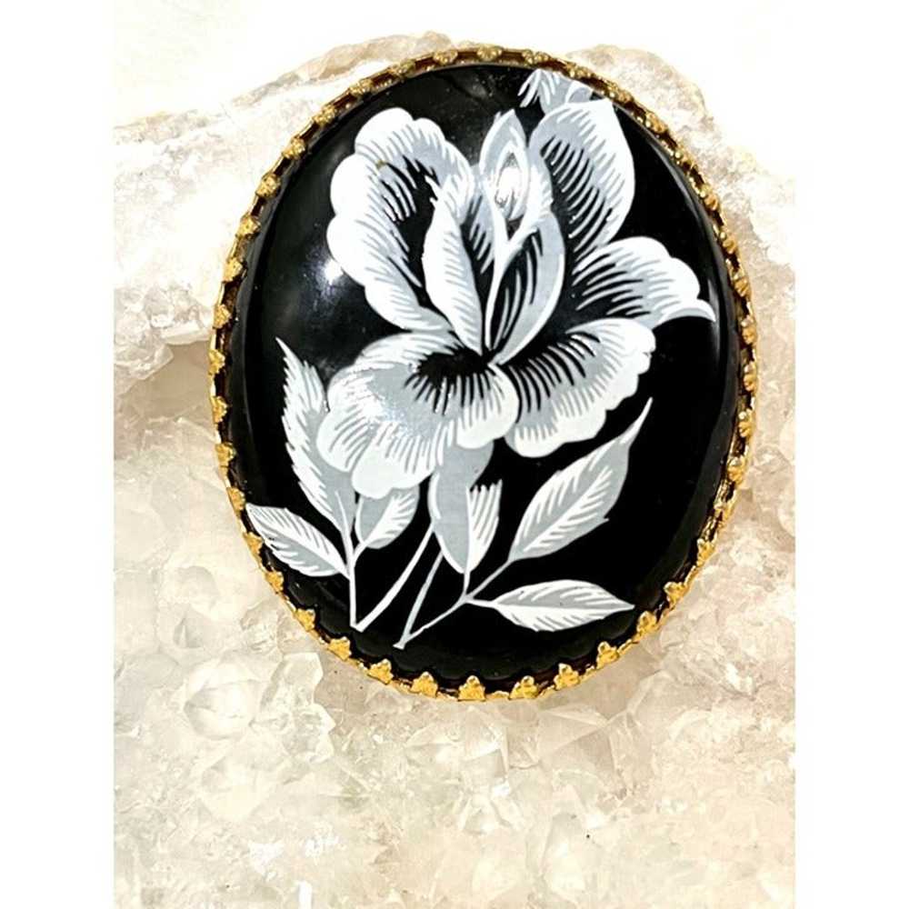 Vintage Gold Tone Flower Brooch! White flower on … - image 1