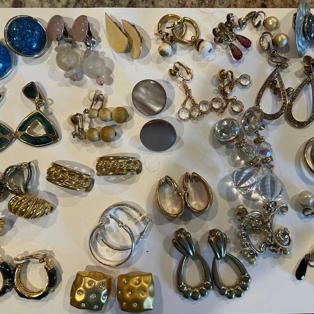 Lots of 26 pairs of mixed clip-on Earrings vintag… - image 1