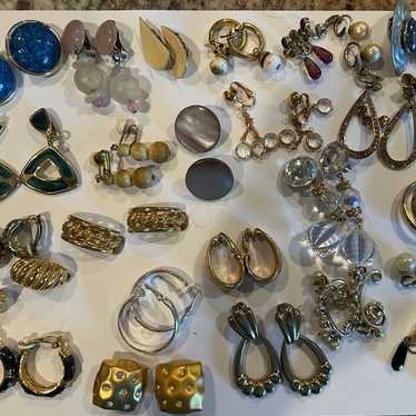 Lots of 26 pairs of mixed clip-on Earrings vintag… - image 1