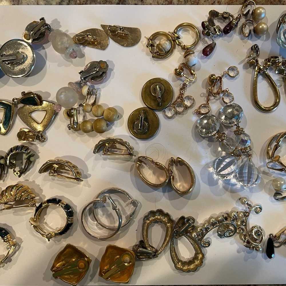 Lots of 26 pairs of mixed clip-on Earrings vintag… - image 2