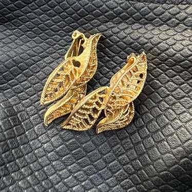 Vintage signed Cathe’ Goldtone leaf clip on earri… - image 1