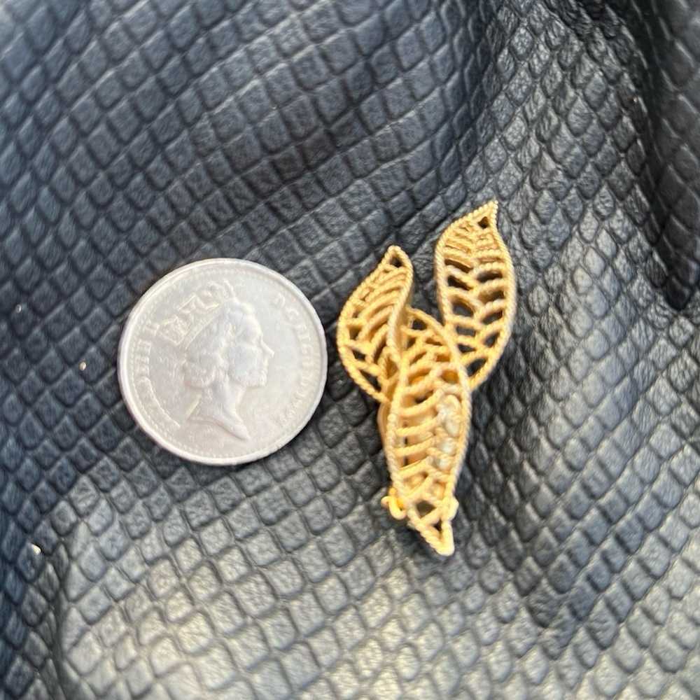 Vintage signed Cathe’ Goldtone leaf clip on earri… - image 3