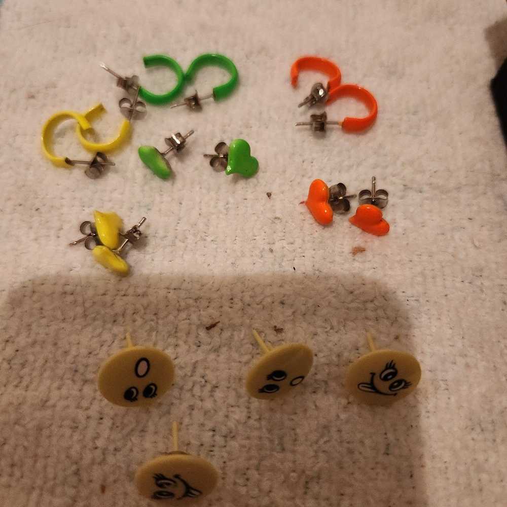 Lot of 50+ fashion earrings, bracelets and rings - image 12