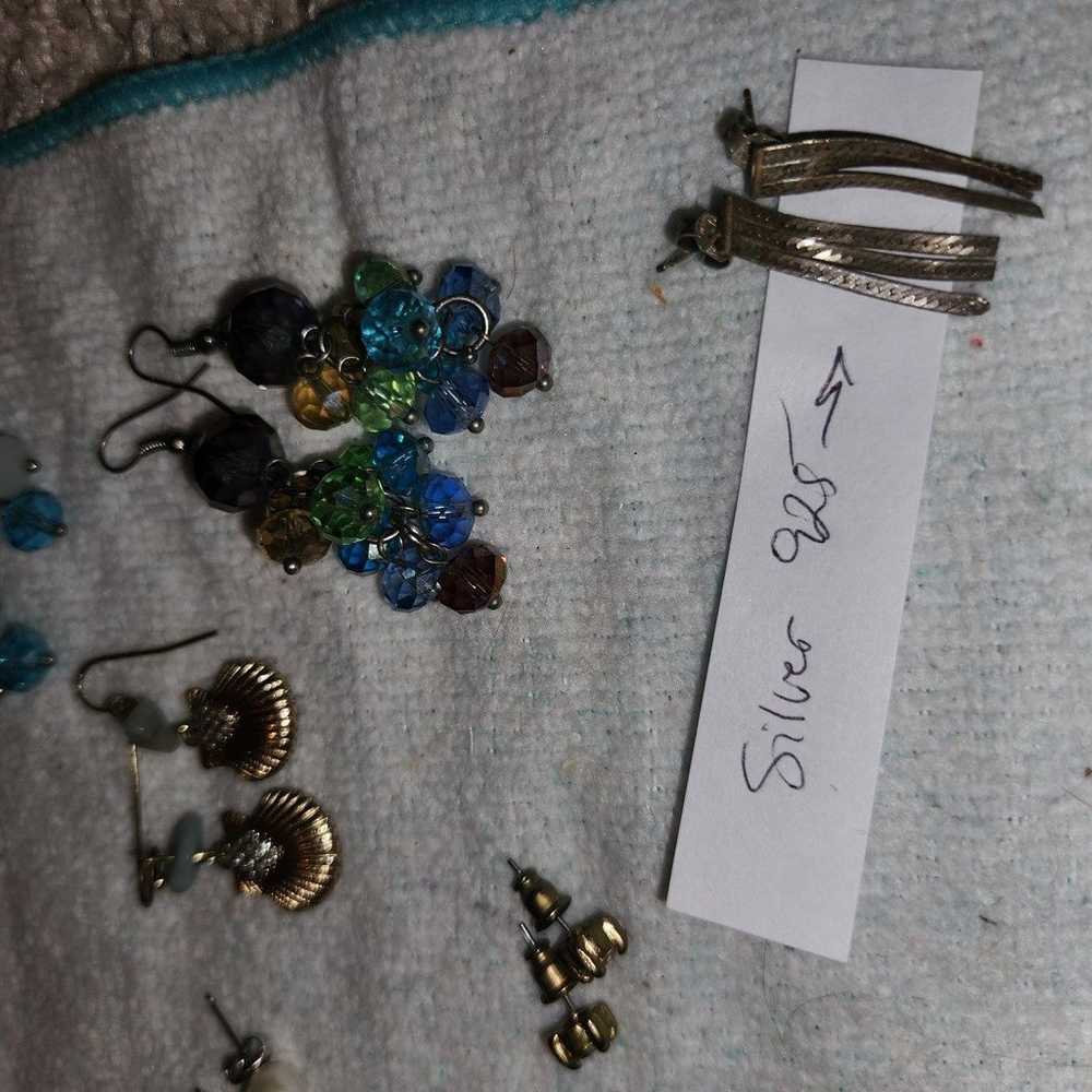 Lot of 50+ fashion earrings, bracelets and rings - image 4