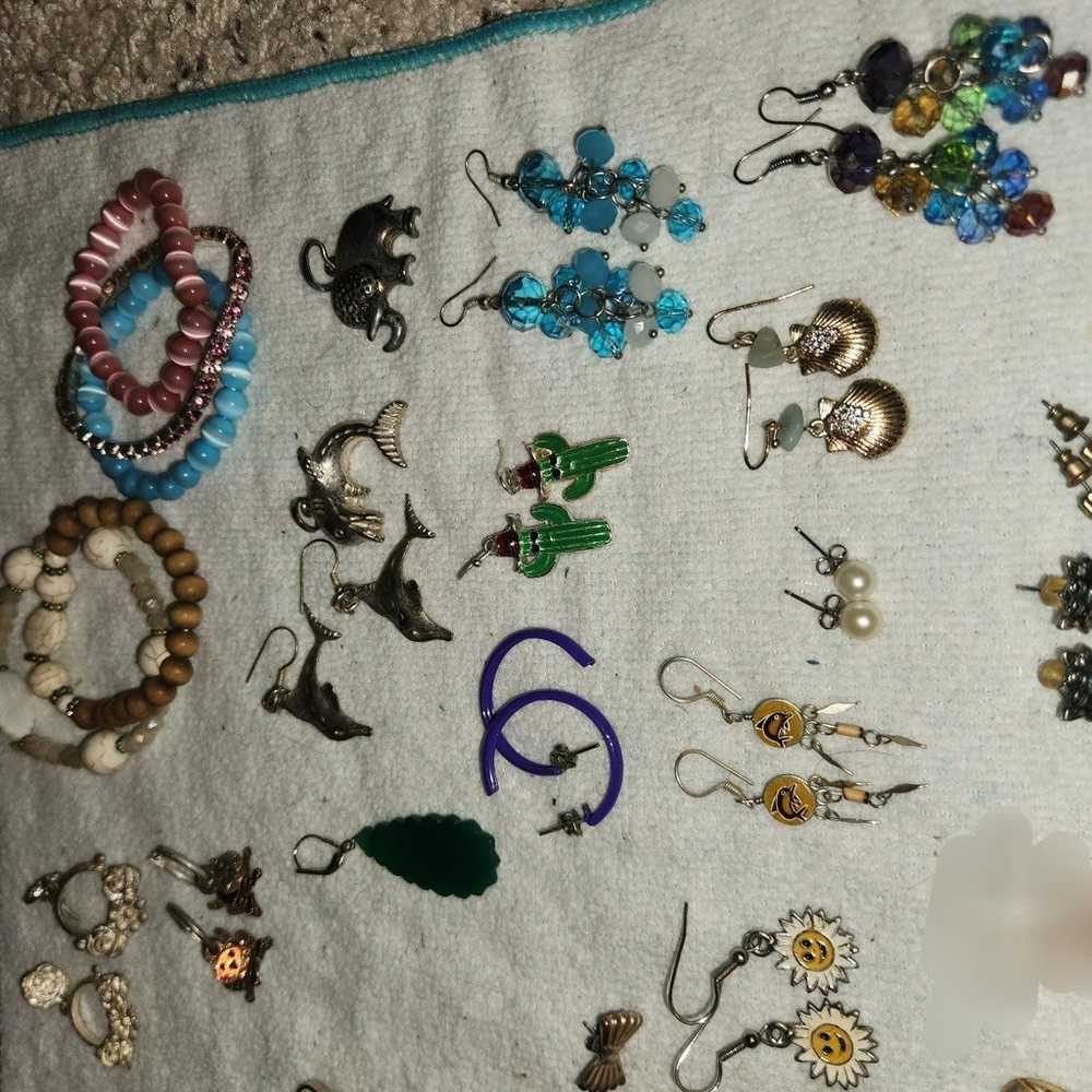 Lot of 50+ fashion earrings, bracelets and rings - image 5