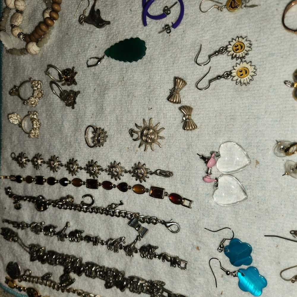 Lot of 50+ fashion earrings, bracelets and rings - image 6