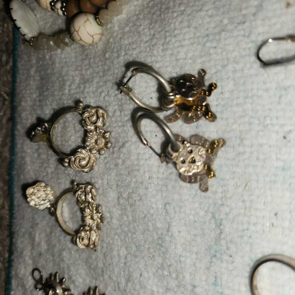 Lot of 50+ fashion earrings, bracelets and rings - image 7