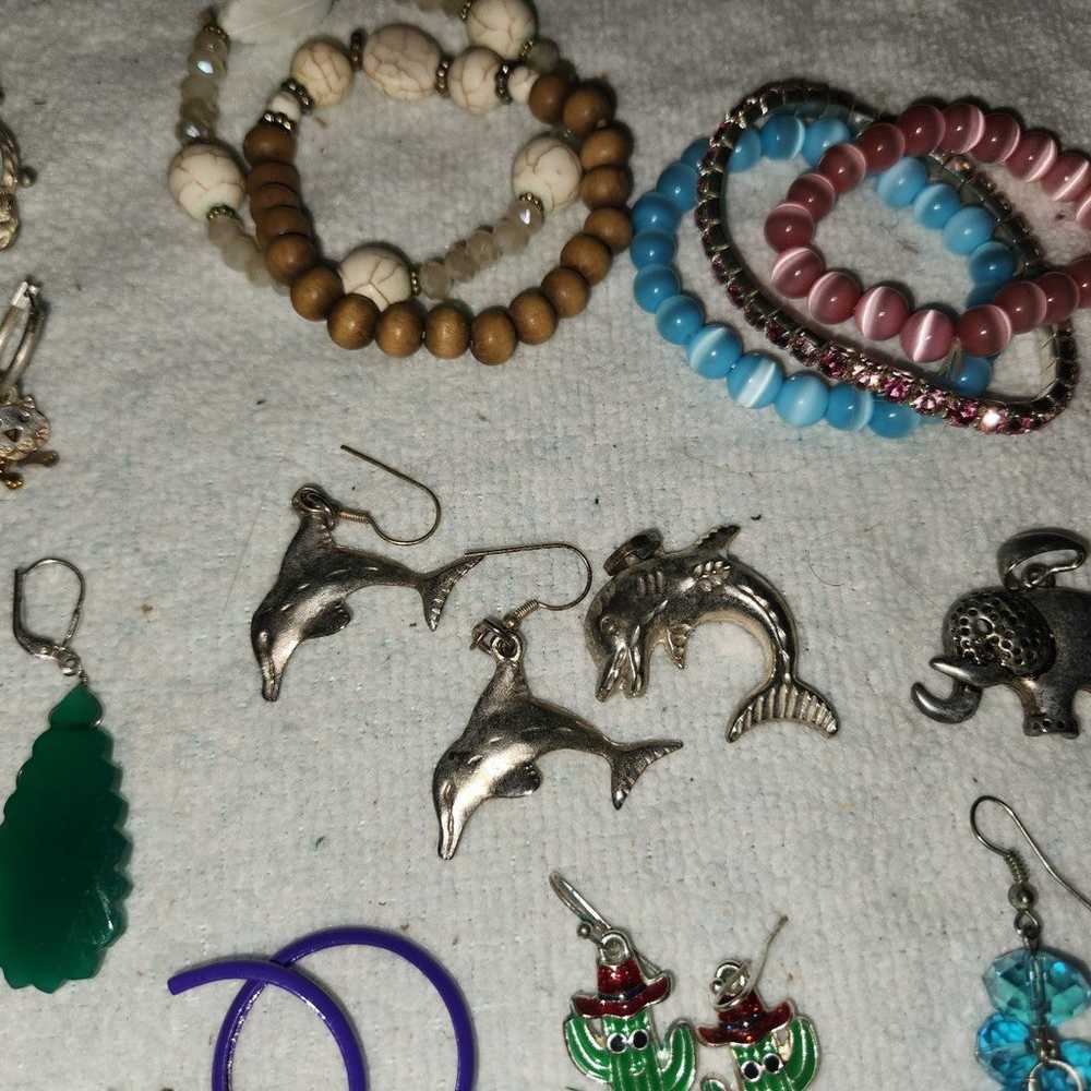 Lot of 50+ fashion earrings, bracelets and rings - image 8