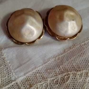 Vintage KRAMER  BAROQUE PEARL Button Clip On Earr… - image 1