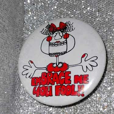 1950s vintage funny pinback~ kiss me you fool