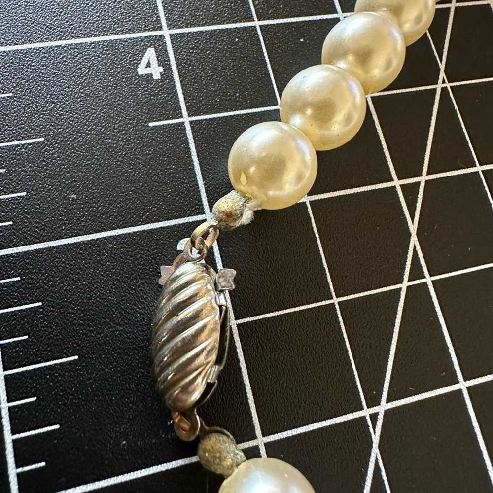 Vintage cream faux pearl necklace graduated size … - image 4