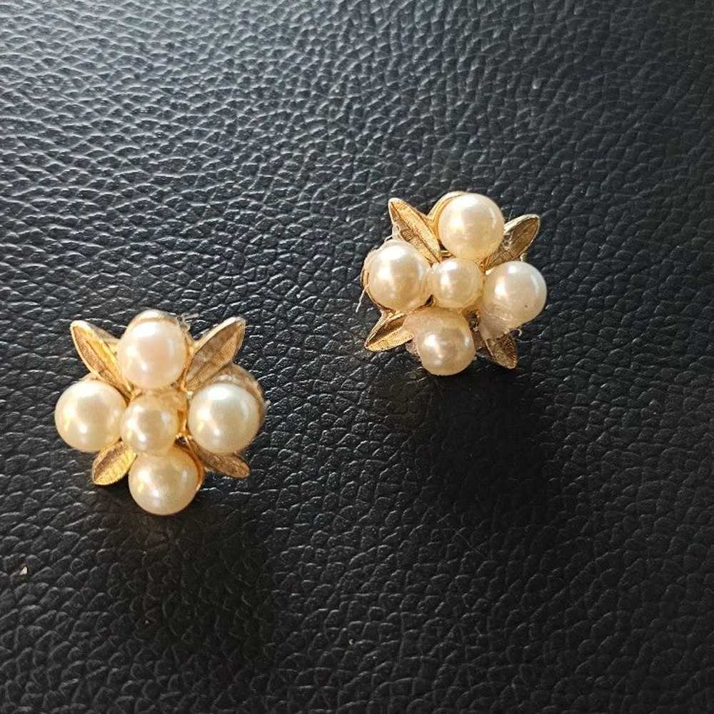 Vintage Majorica Gold Tone Pearl Clip On Earrings - image 2