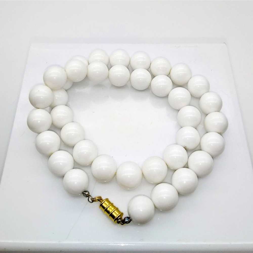 White Lucite Beaded Necklace, Vintage Classic Neu… - image 4