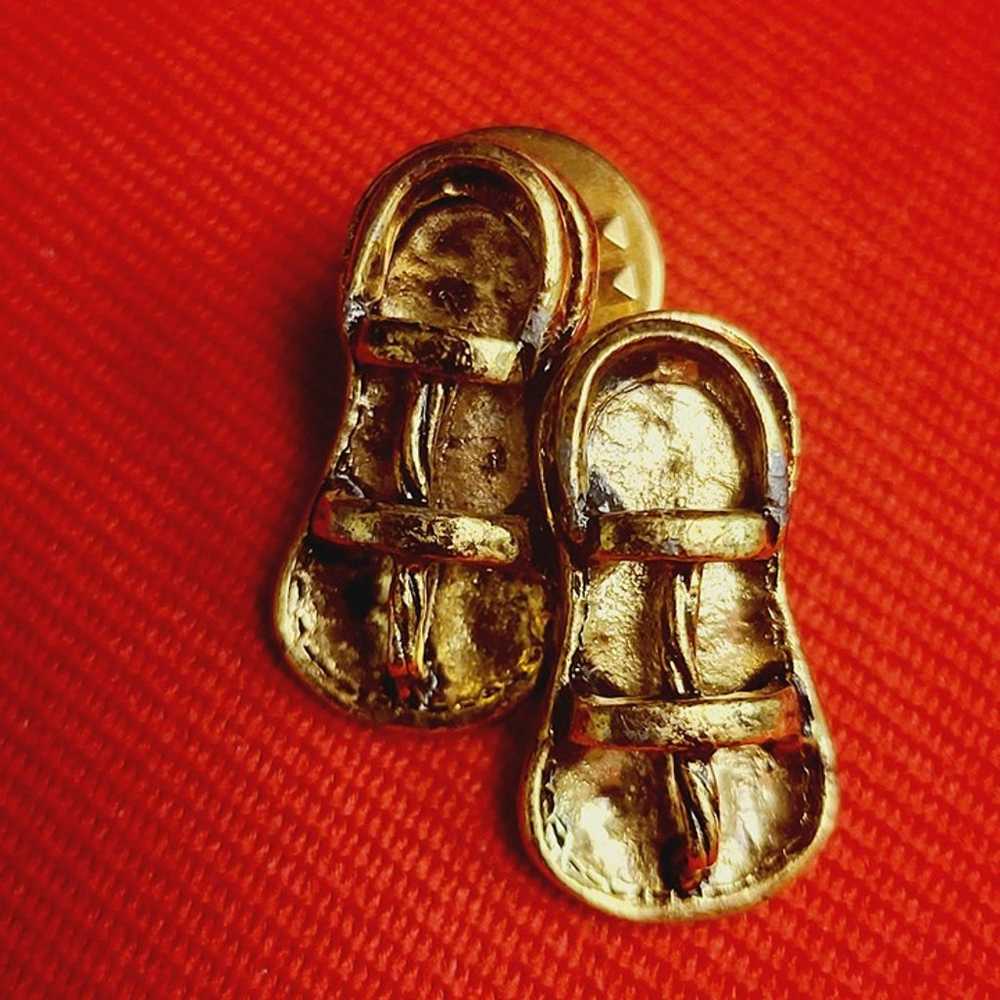 Vintage Brooch Pin Gold Tone Pair of Slippers - image 1