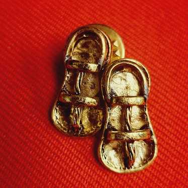 Vintage Brooch Pin Gold Tone Pair of Slippers - image 1