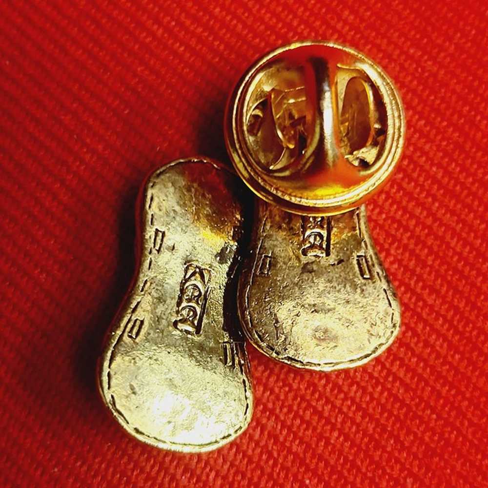 Vintage Brooch Pin Gold Tone Pair of Slippers - image 2