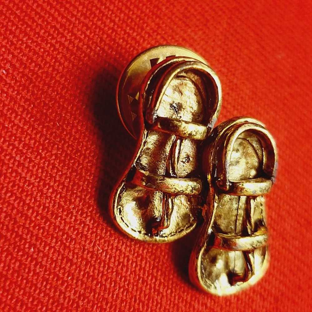 Vintage Brooch Pin Gold Tone Pair of Slippers - image 3