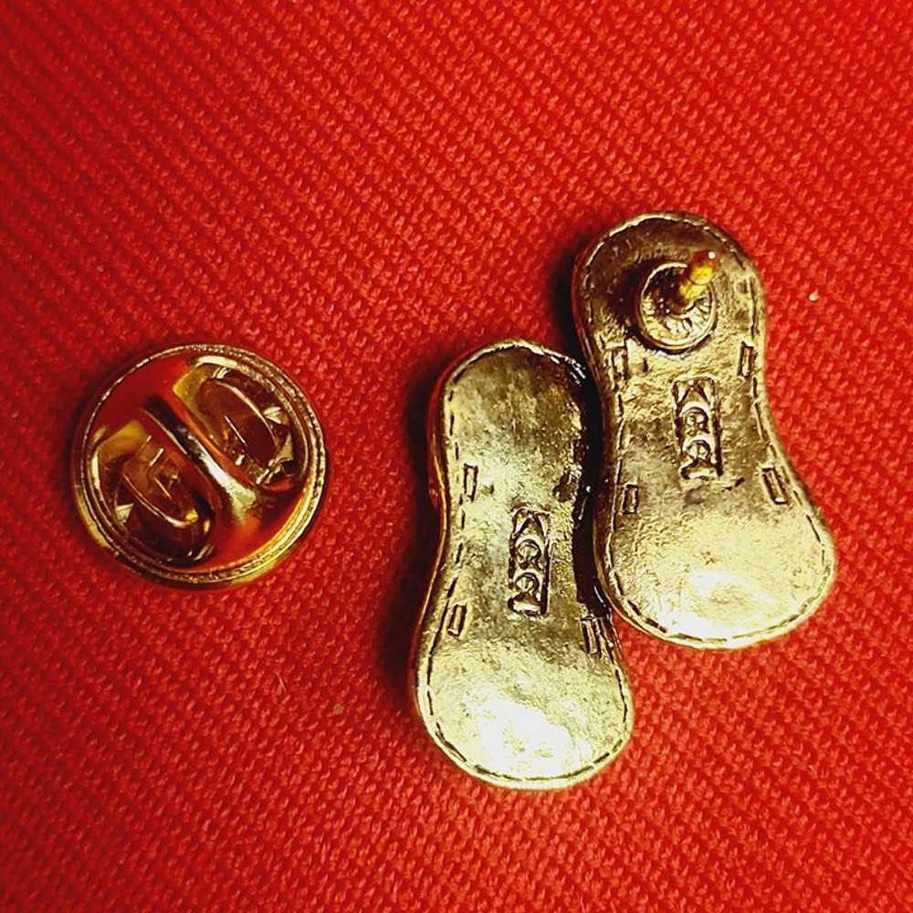 Vintage Brooch Pin Gold Tone Pair of Slippers - image 5