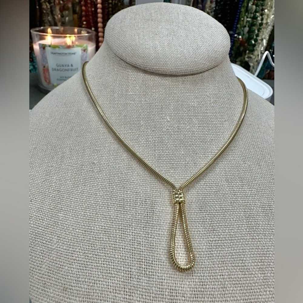 Vintage Avon Gold Tone Snake Chain Loop Lariat Ne… - image 1