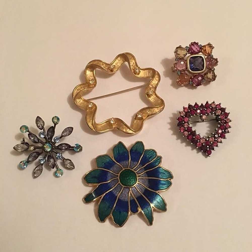 Lot Of 5 Vintage - Modern Costume Jewelry Brooche… - image 2