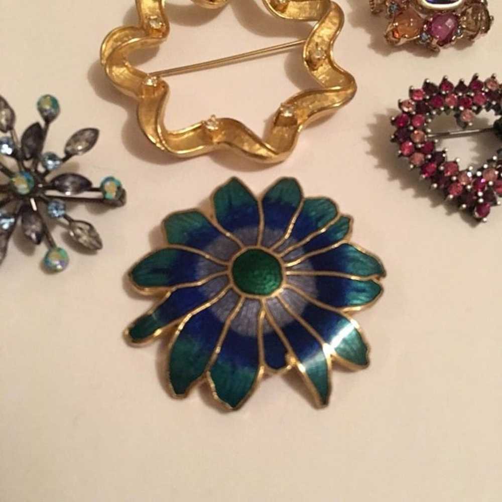 Lot Of 5 Vintage - Modern Costume Jewelry Brooche… - image 3