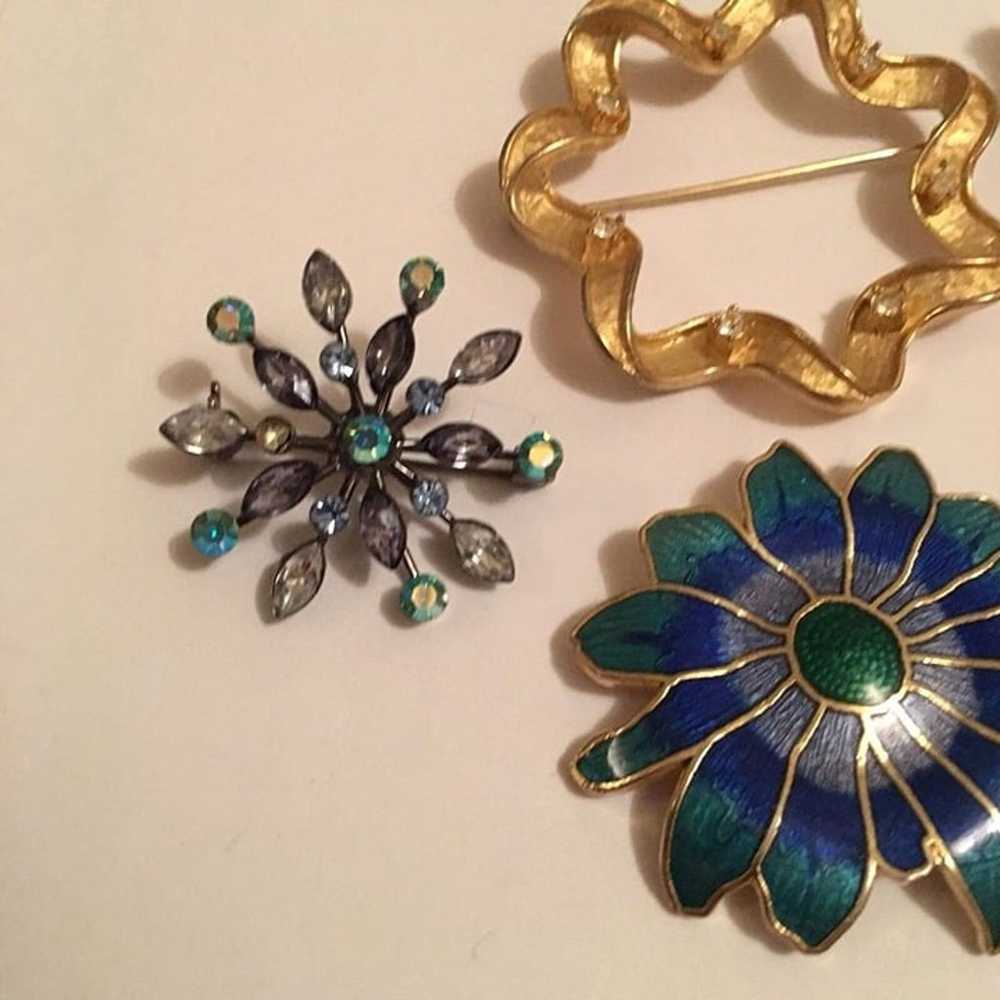 Lot Of 5 Vintage - Modern Costume Jewelry Brooche… - image 4