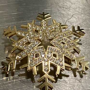 Vintage Gold Tone Snowflake Brooch with Clear Cry… - image 1