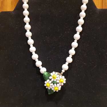 Vintage MILK GLASS FLORAL NECKLACE - Milk-Glass wi