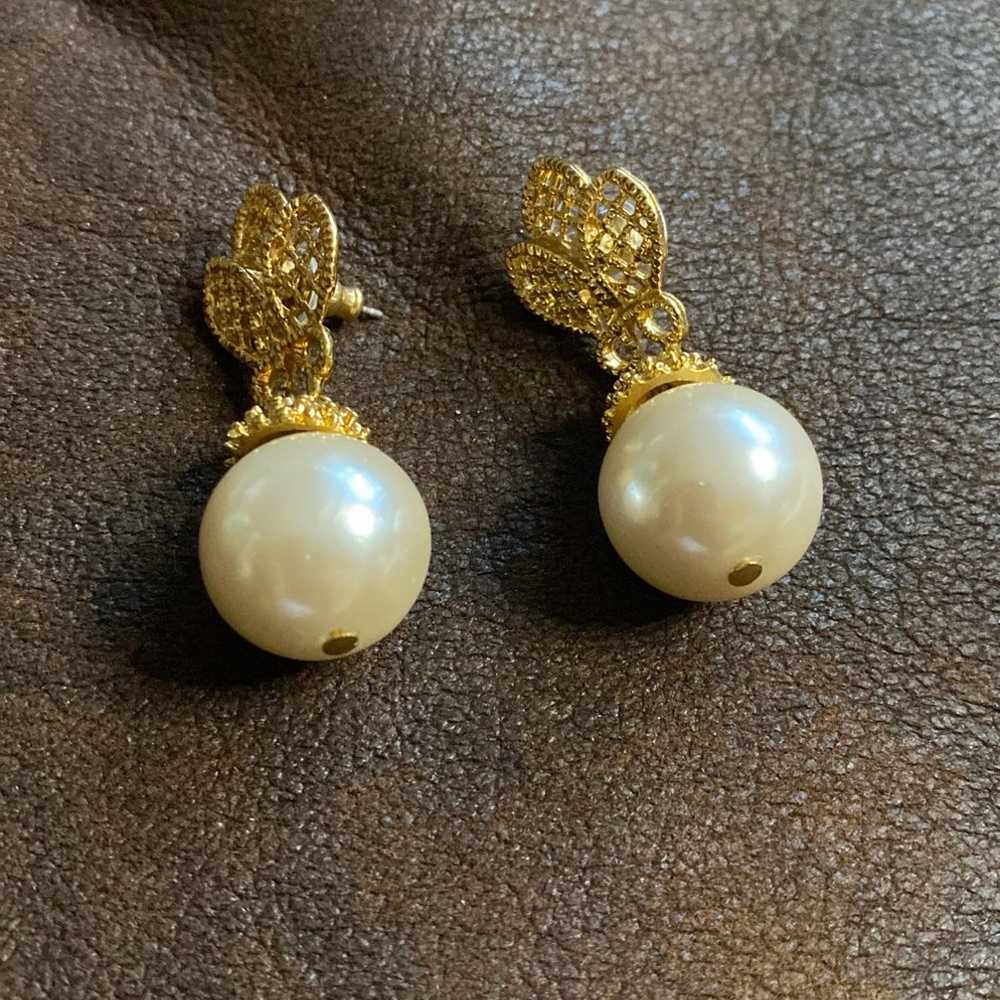 Vintage Faux Pearl Earrings in Gold - image 5