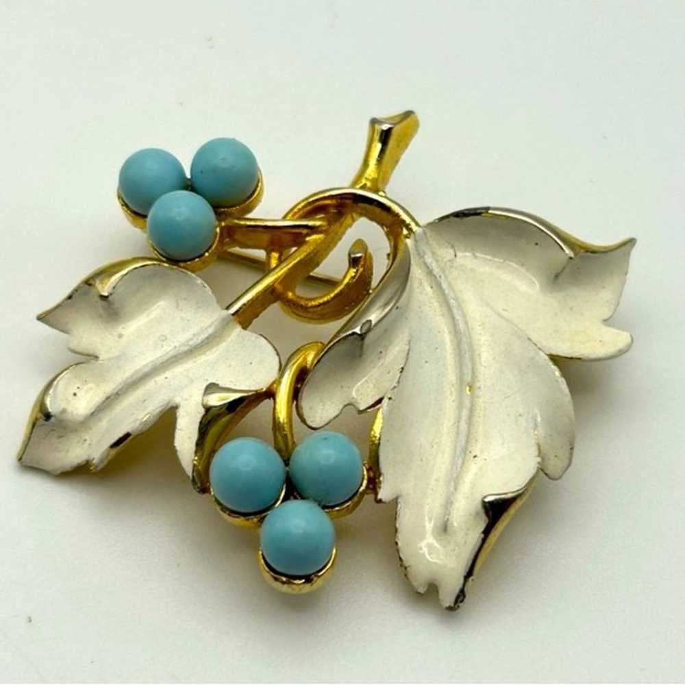 Vintage Sarah Coventry Enameled White Leaves with… - image 1