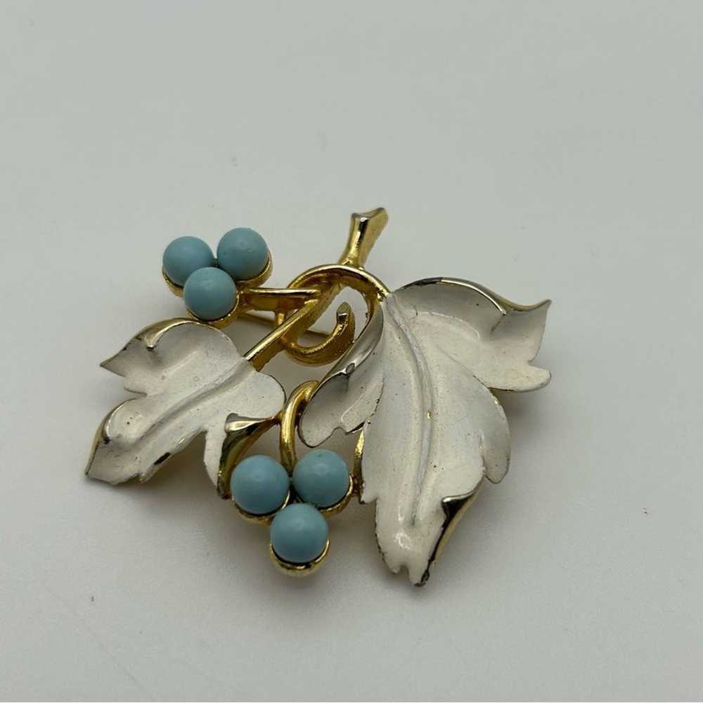 Vintage Sarah Coventry Enameled White Leaves with… - image 2