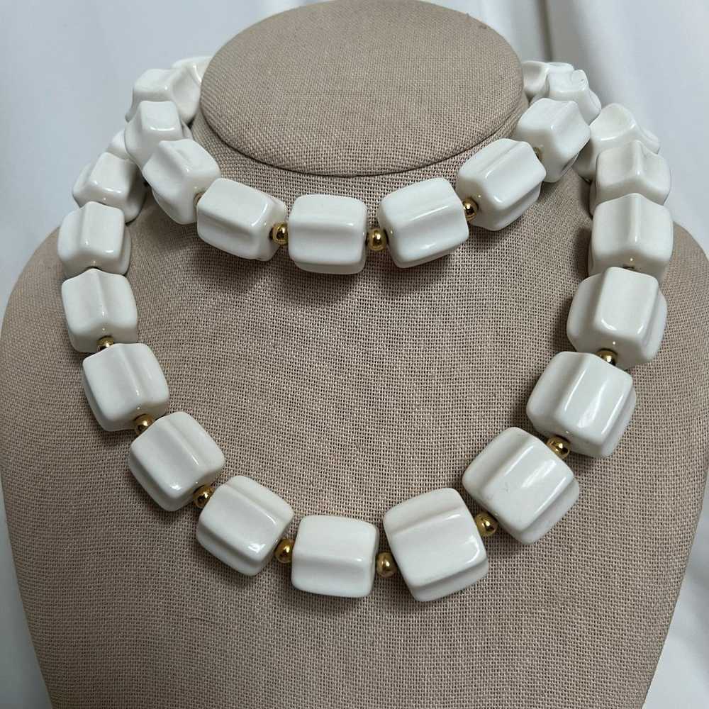 Chunky Retro Vintage White Lucite Gold Tone Beade… - image 10