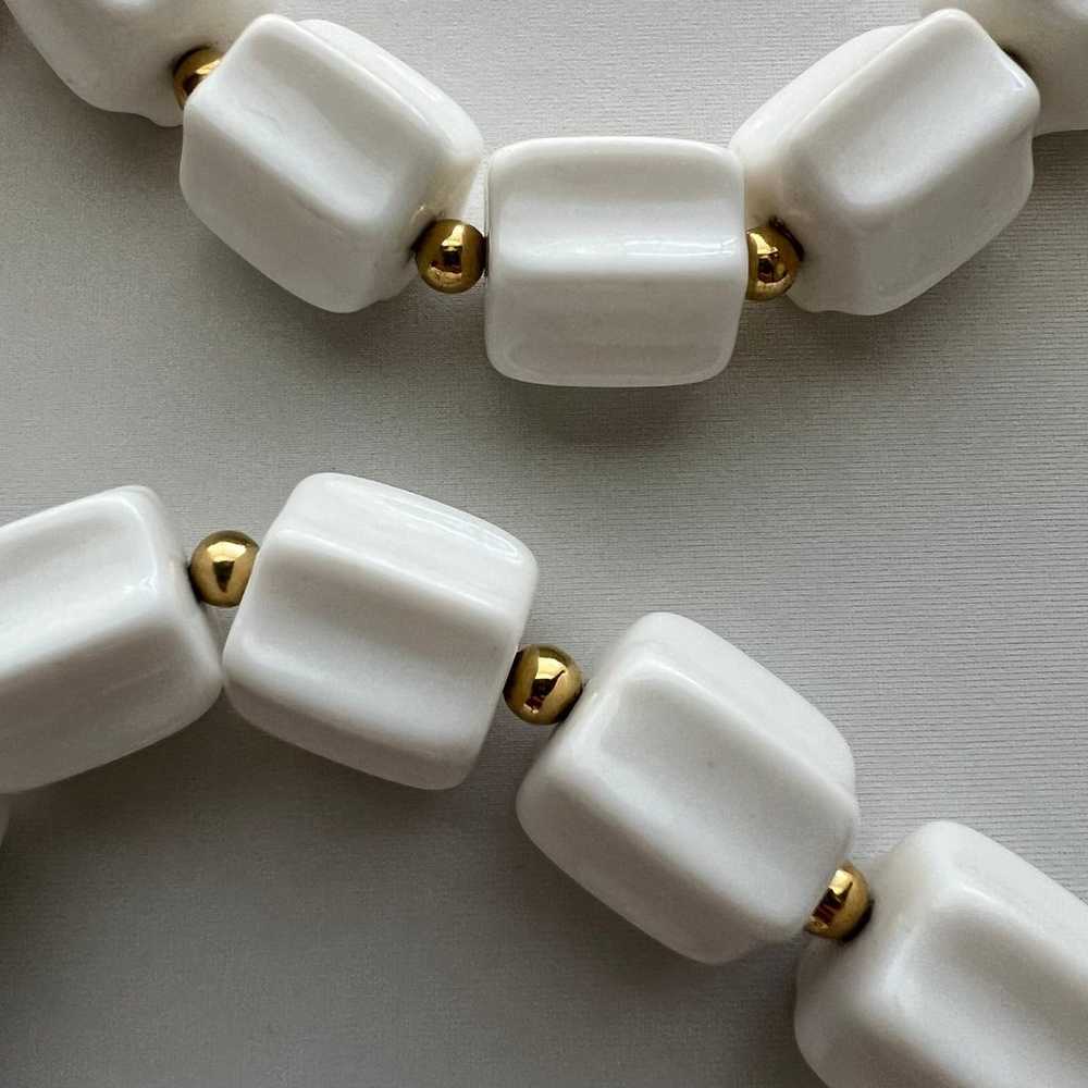 Chunky Retro Vintage White Lucite Gold Tone Beade… - image 4