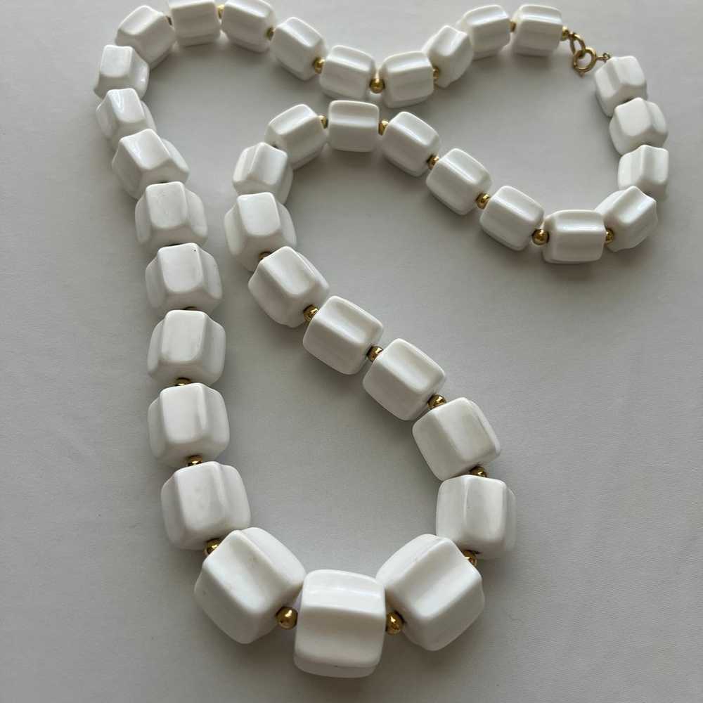 Chunky Retro Vintage White Lucite Gold Tone Beade… - image 5