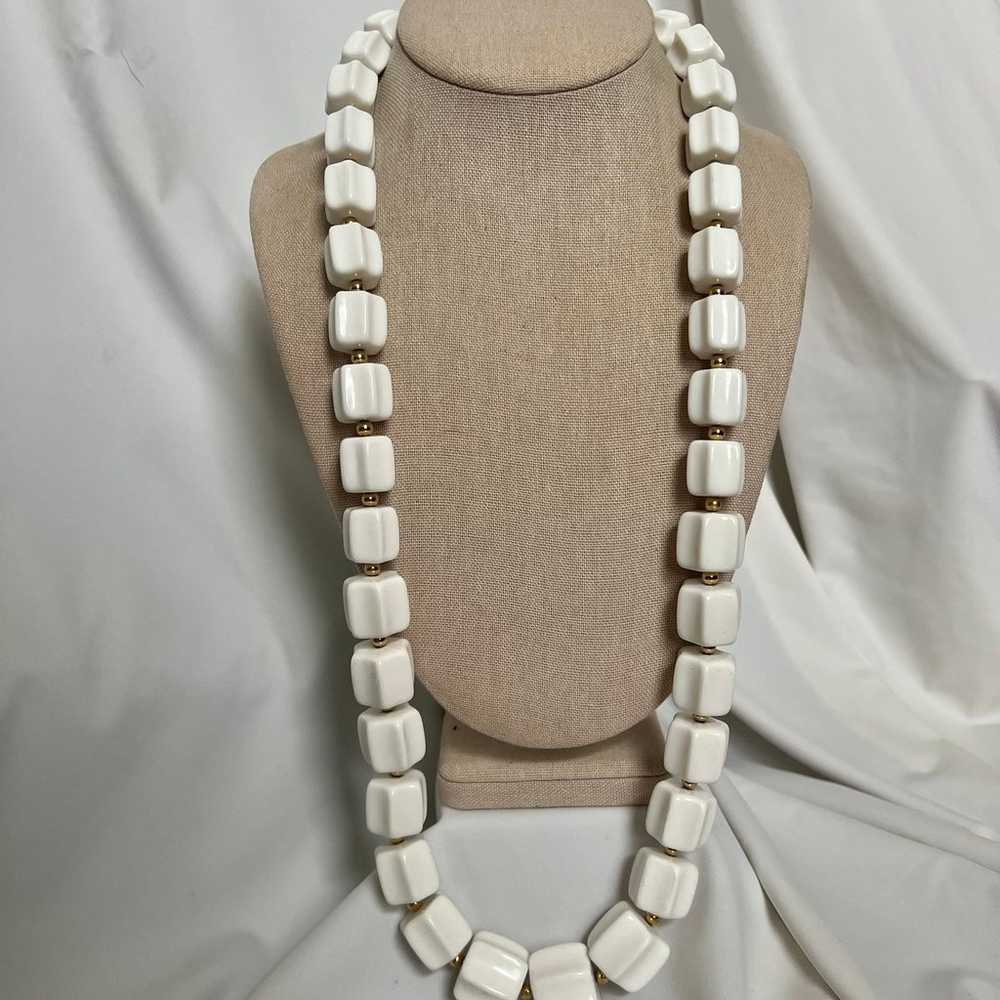 Chunky Retro Vintage White Lucite Gold Tone Beade… - image 9