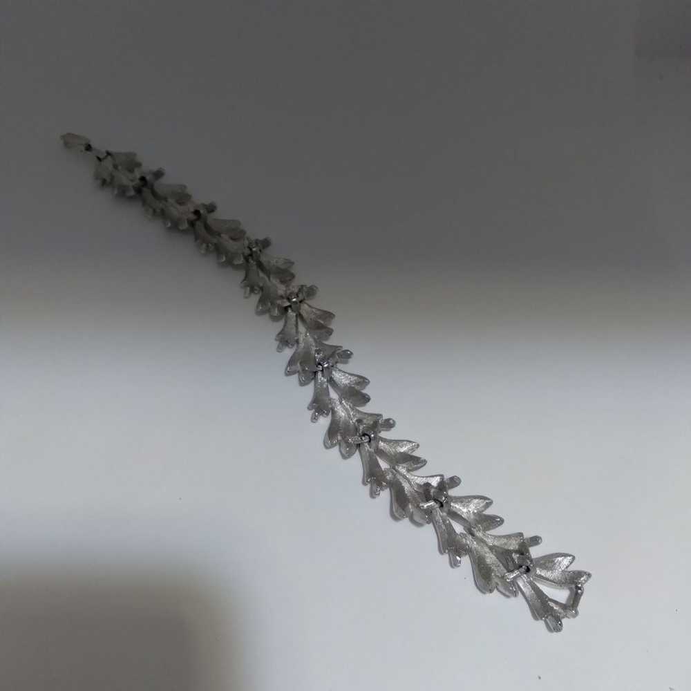 Vintage Crown Trifari silver tone leaf design mot… - image 10